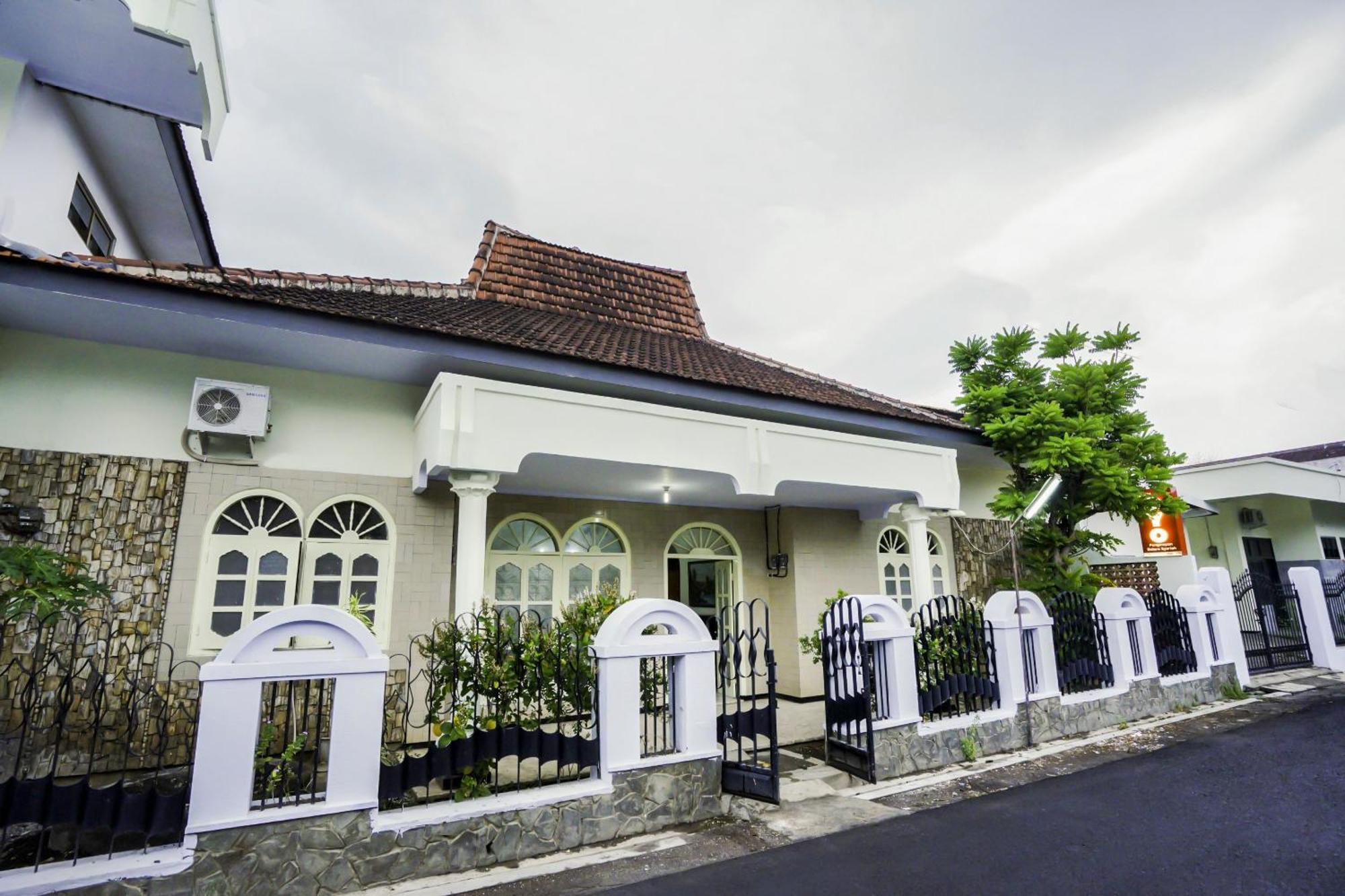 OYO 2004 Penginapan Bidara Syariah Probolinggo Bagian luar foto